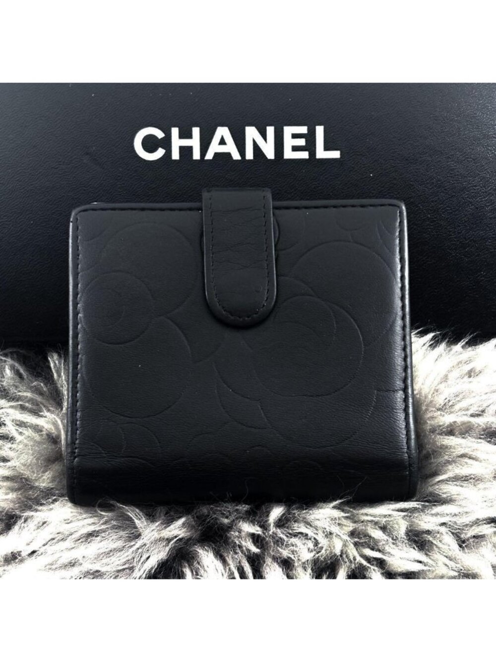 ★SOLD★ Chanel Wallet Camellia Hook Bifold - Picture 2 of 11